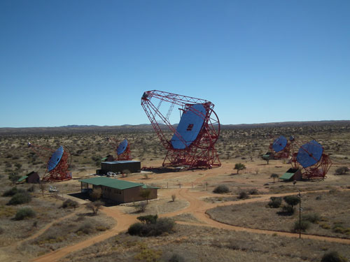 Rys. Teleskopy obserwatorium H.E.S.S. w Namibii.